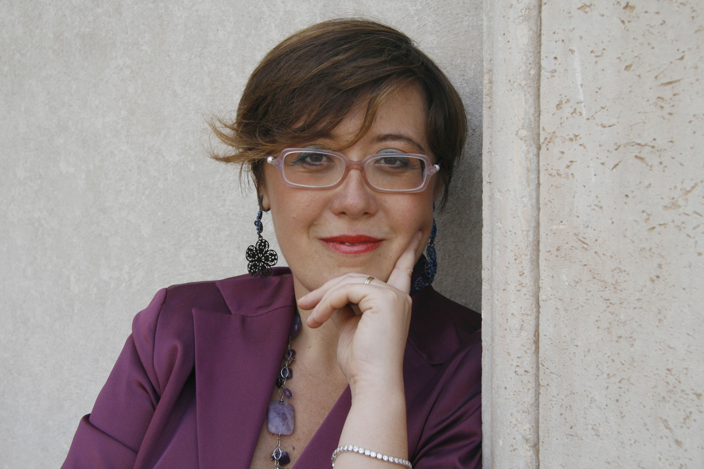 Cilento Antonella, scrittrice, occhiali, mano, orecchini © 2011 Giliola CHISTE