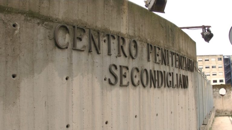 Ispettore preso a pugni da un detenuto al penitenziario di Secondigliano