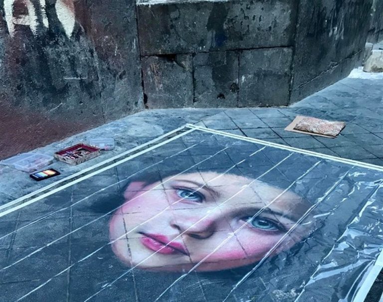 La forza dell’arte spazza via i rifiuti Un graffito stradale per impedire il deposito delle masserizie