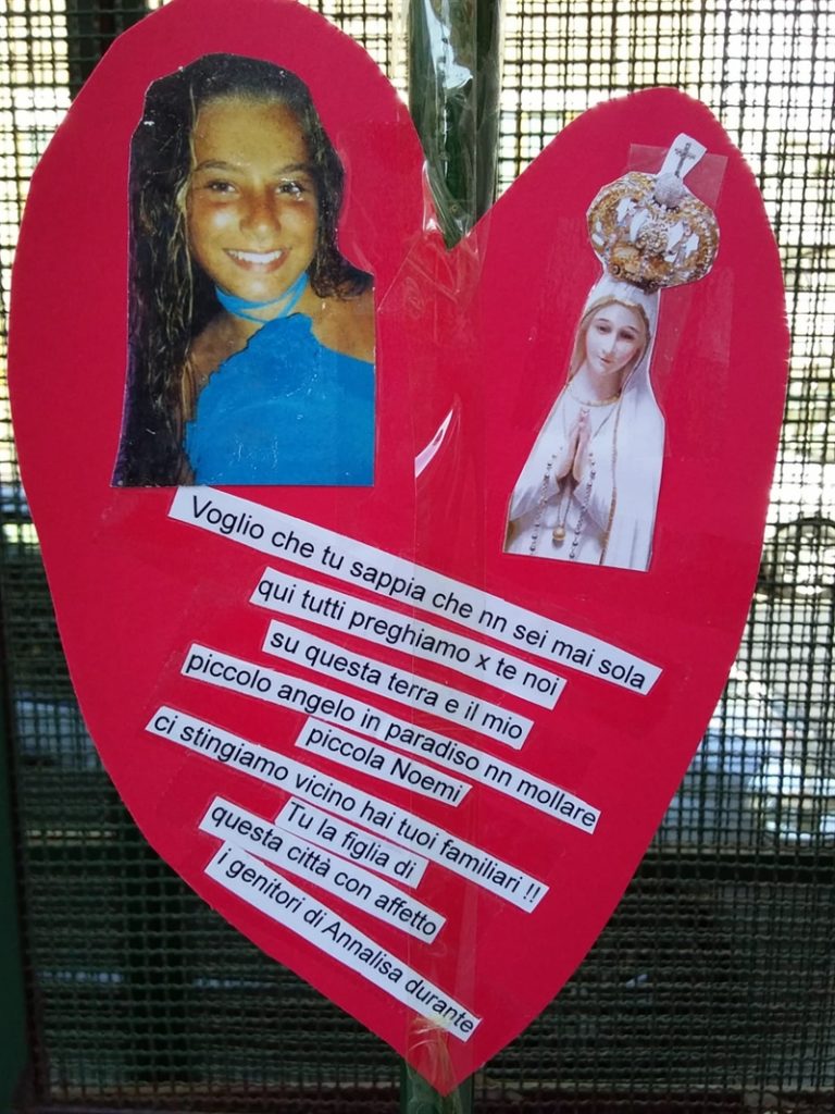 La preghiera dei genitori di Annalisa Durante per la piccola Noemi E' stato Giovanni Durante ad affiggere il cartello al cancello del Polo pediatrico
