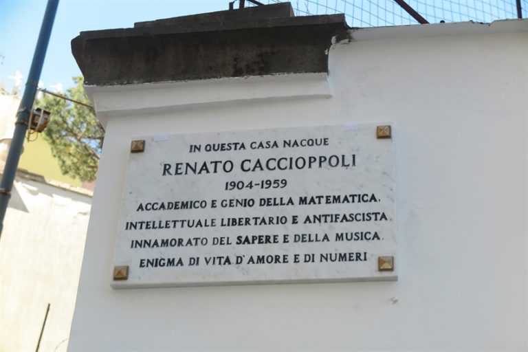 Targa commemorativa per Renato Cacciopoli Il grande matematico si oppose al regime nazi-fascista ed ha insegnato la libertà 