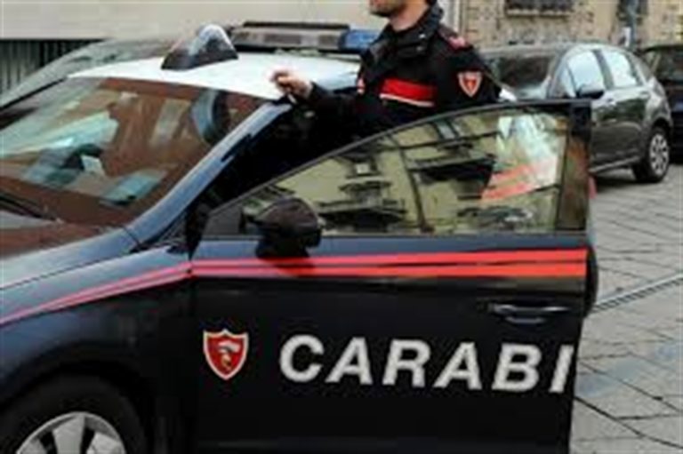 Corruzione e rivelazione segreti d’ufficio: fermati cinque carabinieri a Napoli