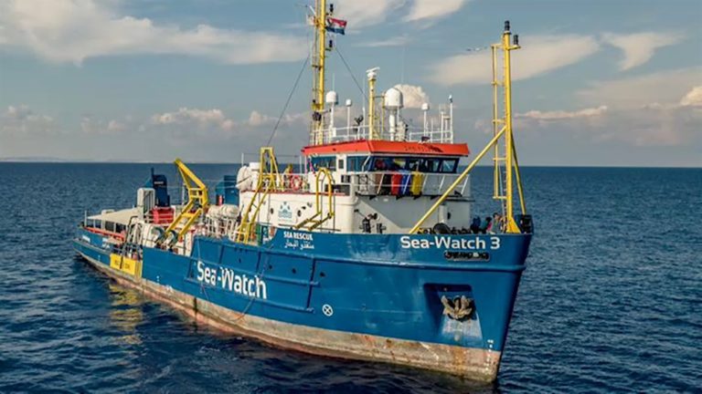 Sea-Watch 3 viola il blocco. Il ministro Salvini : “Schiero la polizia”