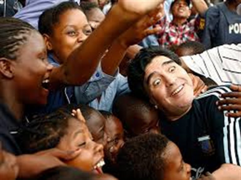 Fuochi d’artificio per il compleanno di Diego Maradona