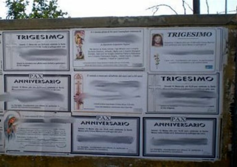 Ecco l’affare delle affissioni abusive a Napoli. Perfino  i manifesti funebri sono illegali