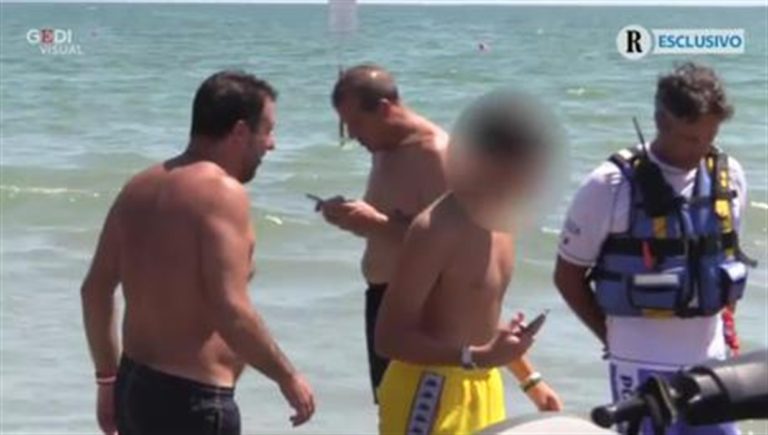 Caso moto d’acqua, Salvini insulta il videomaker dello scoop indicandolo come un pedofilo: “Vada a riprendere i bambini in spiaggia, visto che le piace tanto”