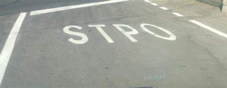 Lo ‘Stop’ diventa ‘Stpo’ nelle strade di Terzigno. È la ‘curiosa’ segnaletica orizzontale creativa