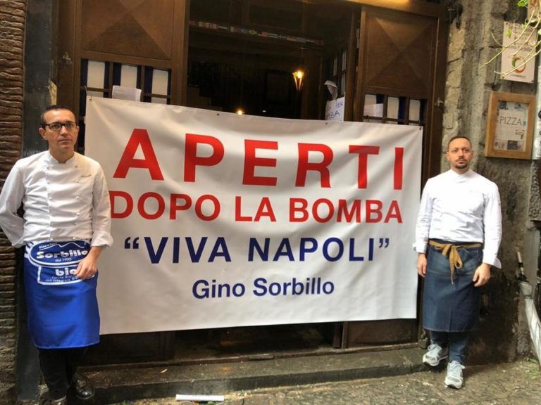Gino Sorbillo, lascia Napoli. Il pizzaiolo offeso dalle critiche piovute per la faccenda della bomba ha deciso di gettare la spugna