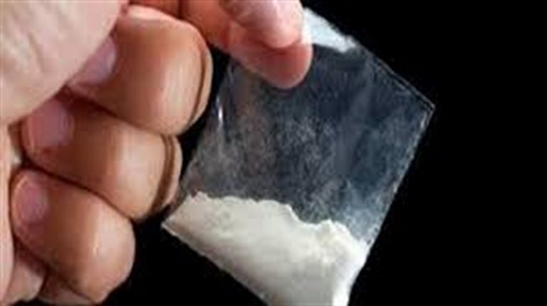 Droga: dosi cocaina nascoste in mascherina, pusher arrestato