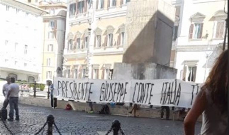 “Presidente Giuseppe Conte, L’Italia ti ama”