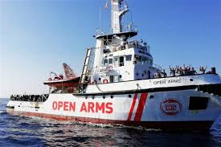 Open Arms, situazione critica per i 134 profughi. Salvini non cede di un millimetro: “Sbarchi non in mio nome”