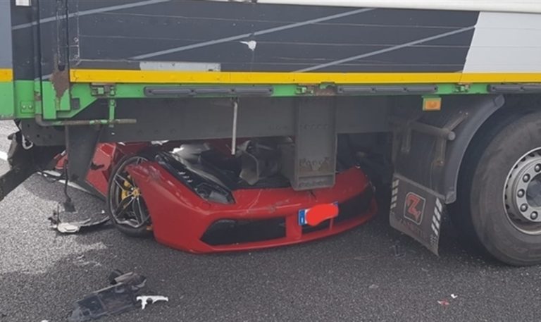 Ferrari s’incastra sotto il camion in autostrada: due feriti