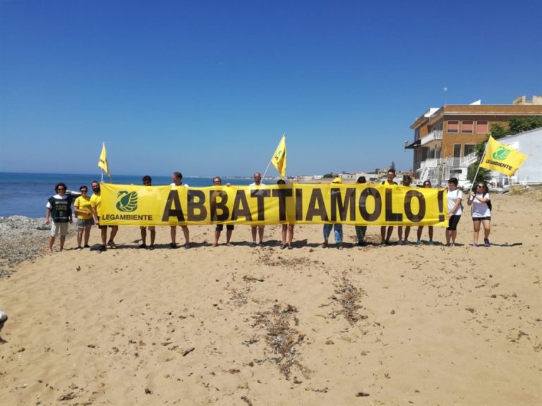 L’allarme di Legambiente: “Case abusive in Campania, stop agli abbattimenti”
