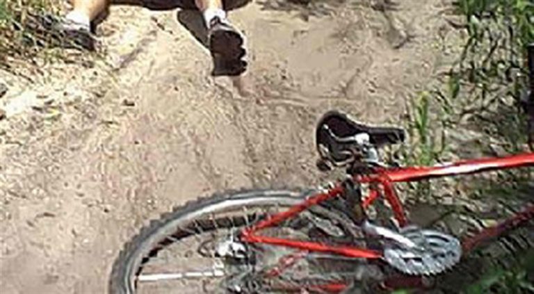 Precipita con la mountain bike: muore a 13 anni