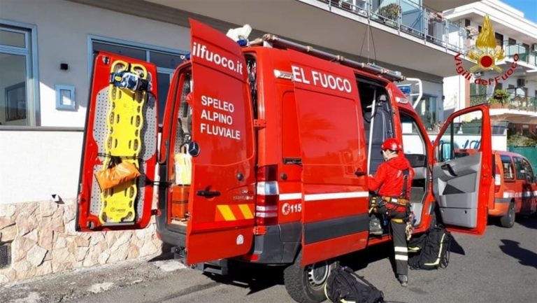 Sfiorata la tragedia: esplosione nel Commissariato di polizia di Castellammare, nessun ferito
