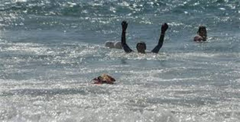 Salva padre e figlia che stavano annegando. Applausi per il coraggioso poliziotto-nuotatore