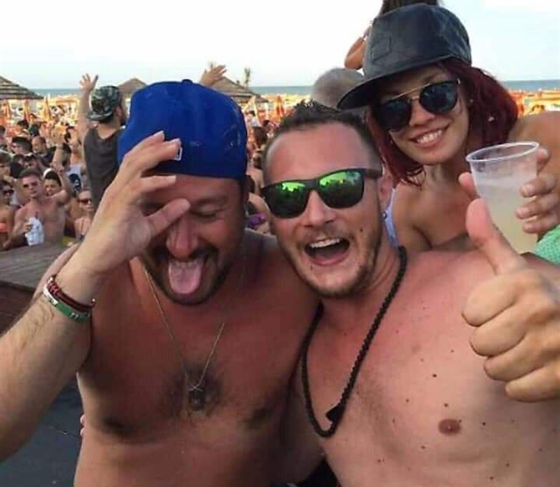 È qui la festa? Matteo Salvini scatenato al Papeete beach. Cocktail, balli  con le cubiste e linguacce sulle note dell&#39;inno di Mameli | La Domenica  Settimanale