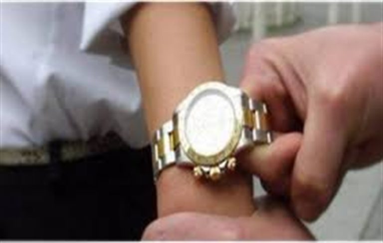 Scippò un orologio da 30mila euro a una turista in via Toledo, acciuffato un 17enne