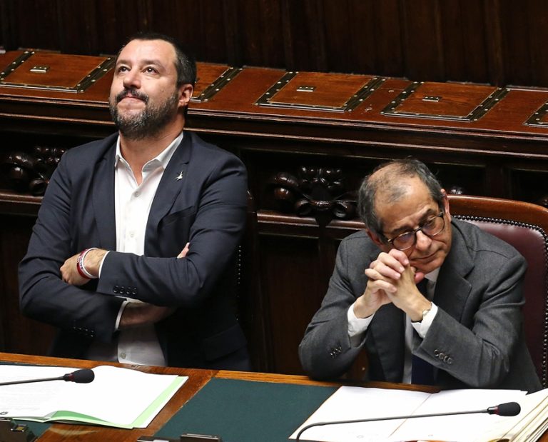 È guerra Salvini-Tria sulla manovra economica. “L’Italia ha bisogno di soldi, basta con i vincoli della Ue”