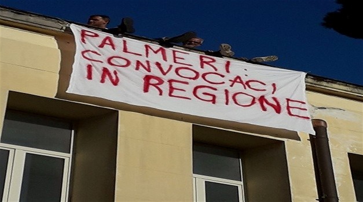 Sale la tensione tra gli operai dell’American Laundry presidio al Centro direzionale e occupazione dei tetti all’ospedale Cardarelli