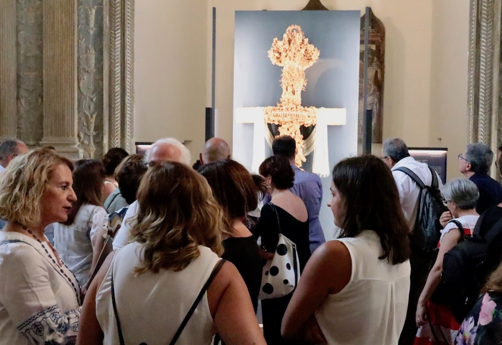 La bellezza enigmatica della croce in terracotta, l’opera ‘Vita semper vincit’