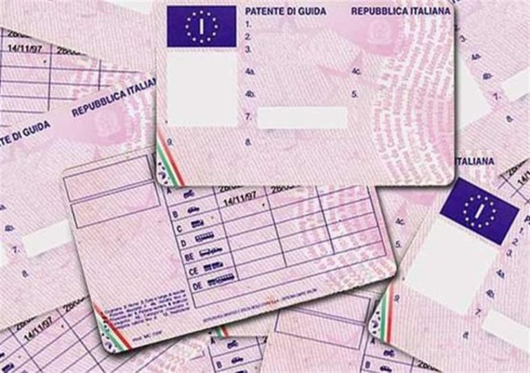 Patenti facili a stranieri per una tariffa di 3mila euro, quattro persone denunciate a Napoli