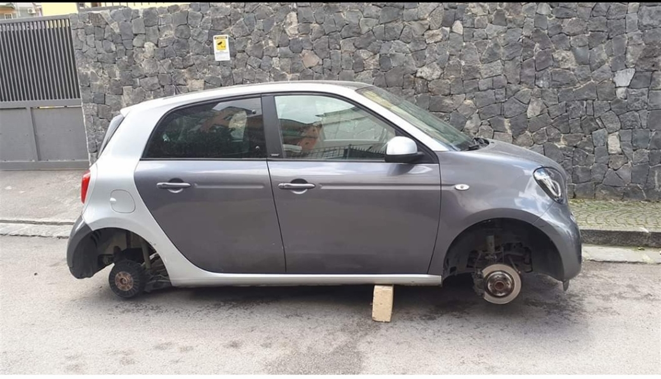 Rubava pneumatici, acciuffata la madre dell’ ‘Immortale’