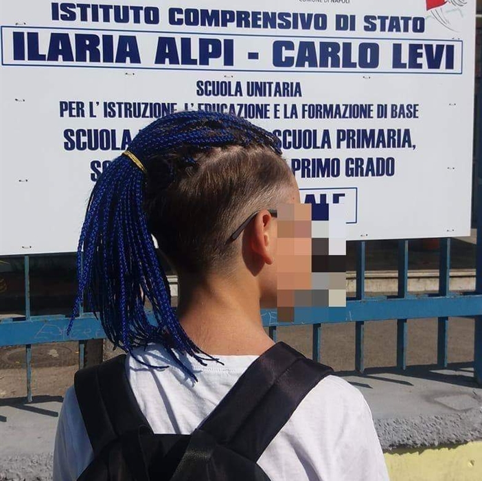 La polemica. Istituto ‘Carlo Levi’, la dirigente ordina: “No all’ingresso dello studente con le treccine blu tra i capelli”