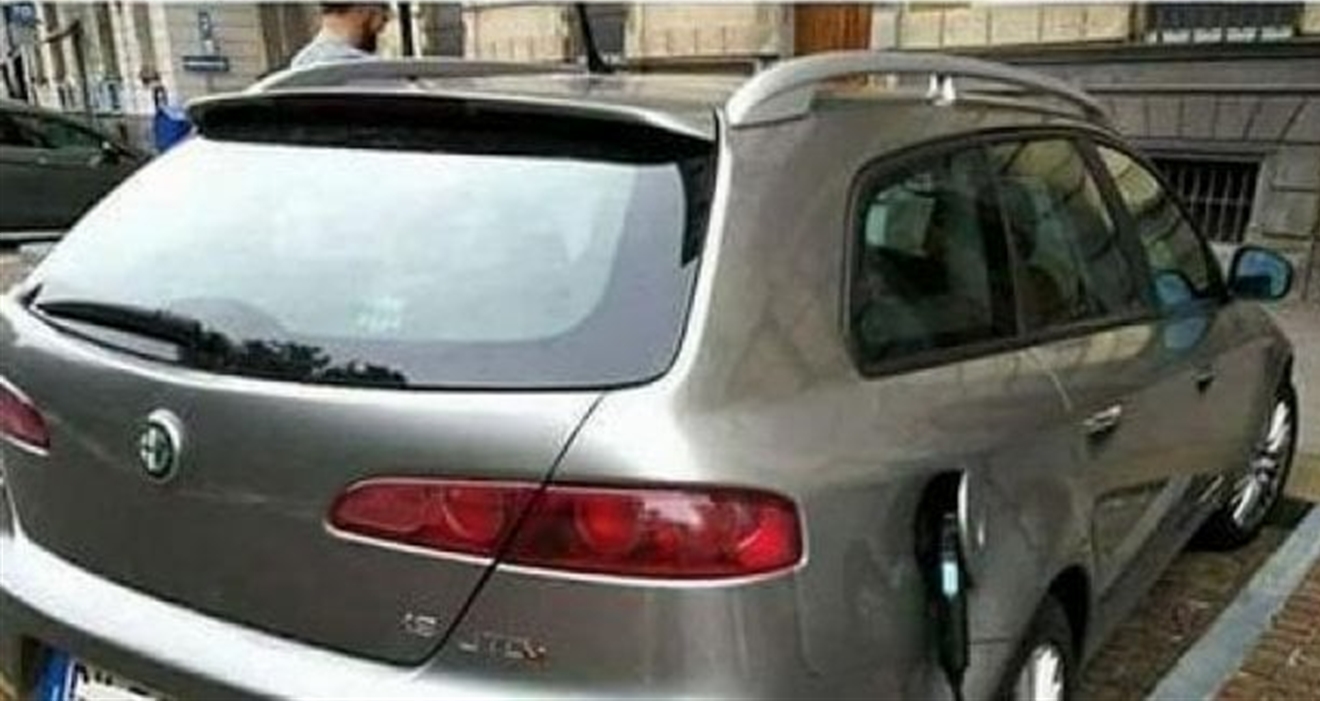 Finge che l’auto sia elettrica per sostare a sbafo