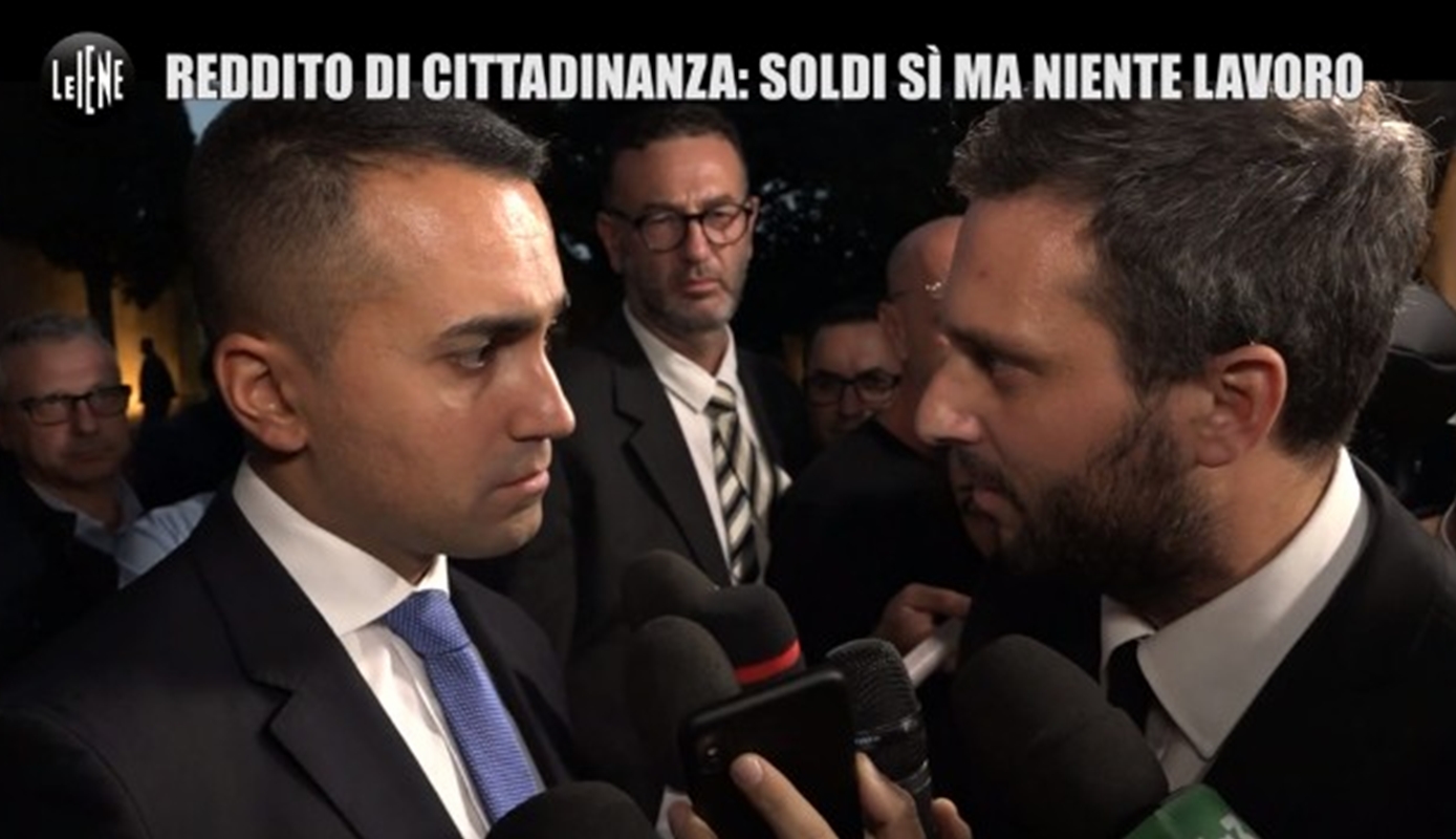 Flop reddito di cittadinanza, le Iene ne chiedono conto all’ ex ministro Di Maio che barcolla e scappa via. La trasmissione lancia ‘non voglio il divano’