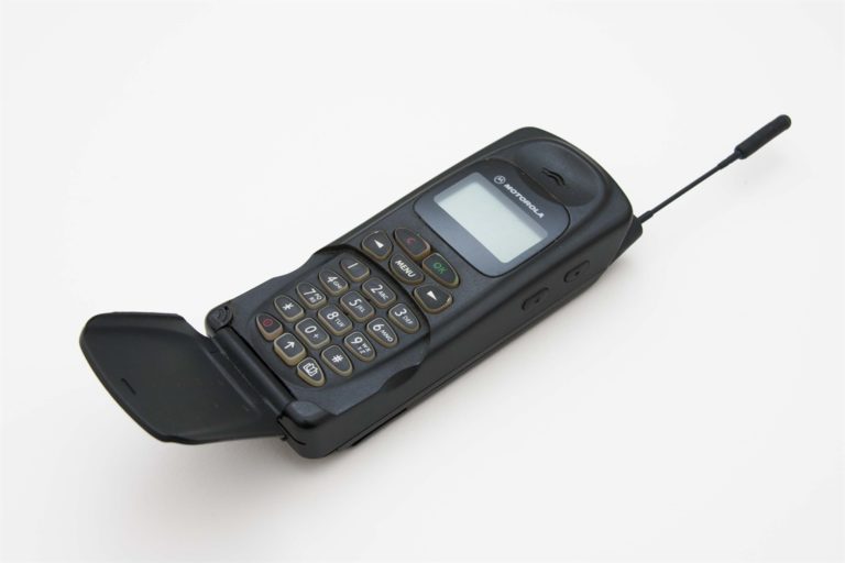 Scoppia la mania per i vecchi cellulari: possono valere fino a 1000 euro