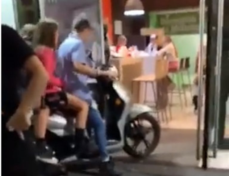 È la nuova moda: entrare con lo scooter fin dentro il pub
