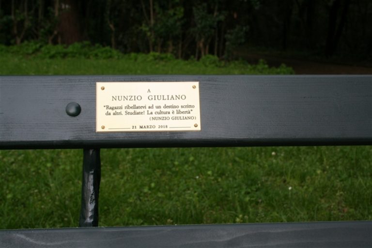 Rubata la targhetta in ricordo di Nunzio Giuliano dal parco di Capodimonte