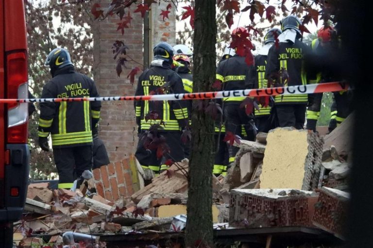 Morte dei tre pompiere, il proprietario della cascina esplosa confessa: “Volevo i soldi dell’assicurazione”
