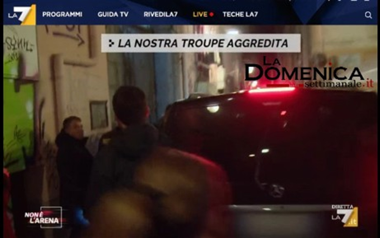 VIDEO. A Napoli, vicolo blindato per il concerto di Tony Colombo. Cronista di La 7 malmenato da scagnozzi perchè fa le domande