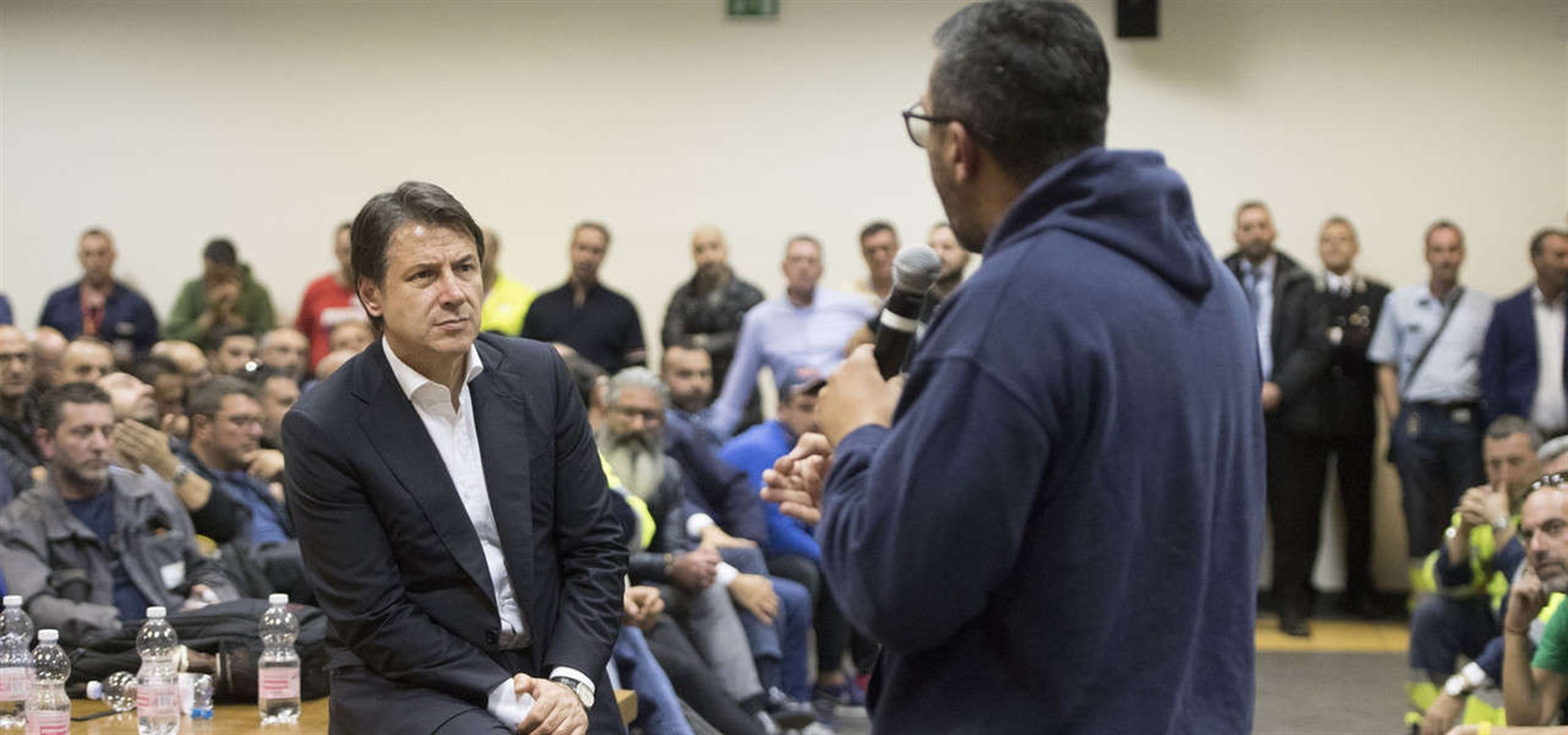 Il premier Conte spiazza tutti: assemblea con gli operai dell’ex Ilva. L’Italia è aggrappata a lui