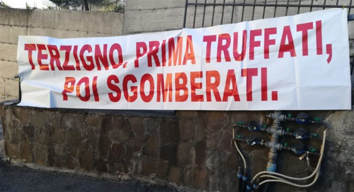 Terzigno, scattano gli sgomberi. Alloggi acquistati regolamente ma con licenze edilizie revocate. La grande truffa, vittime famiglie che pagano ancora il mutuo