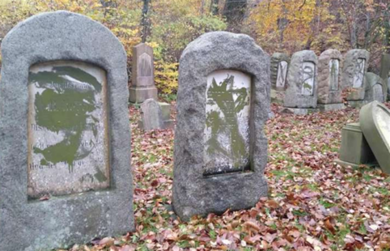 Profanate le tombe nel cimitero ebraico: lapidi imbrattate con vernice verde