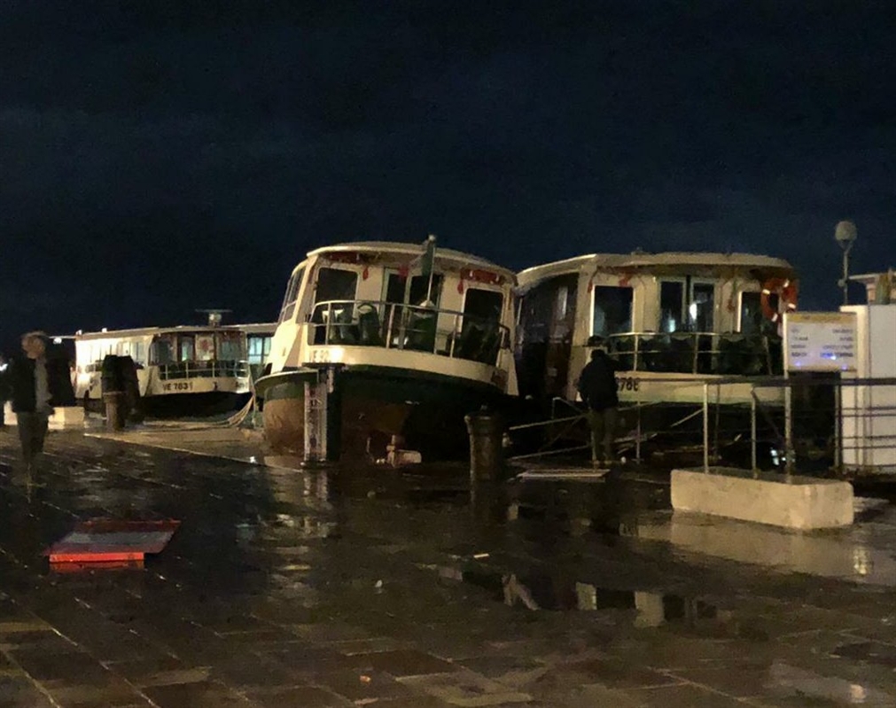 Venezia finisce sott’acqua. Danni, terrore e morte. Il Mose del ministro Galan? È arrugginito e inutilizzabile