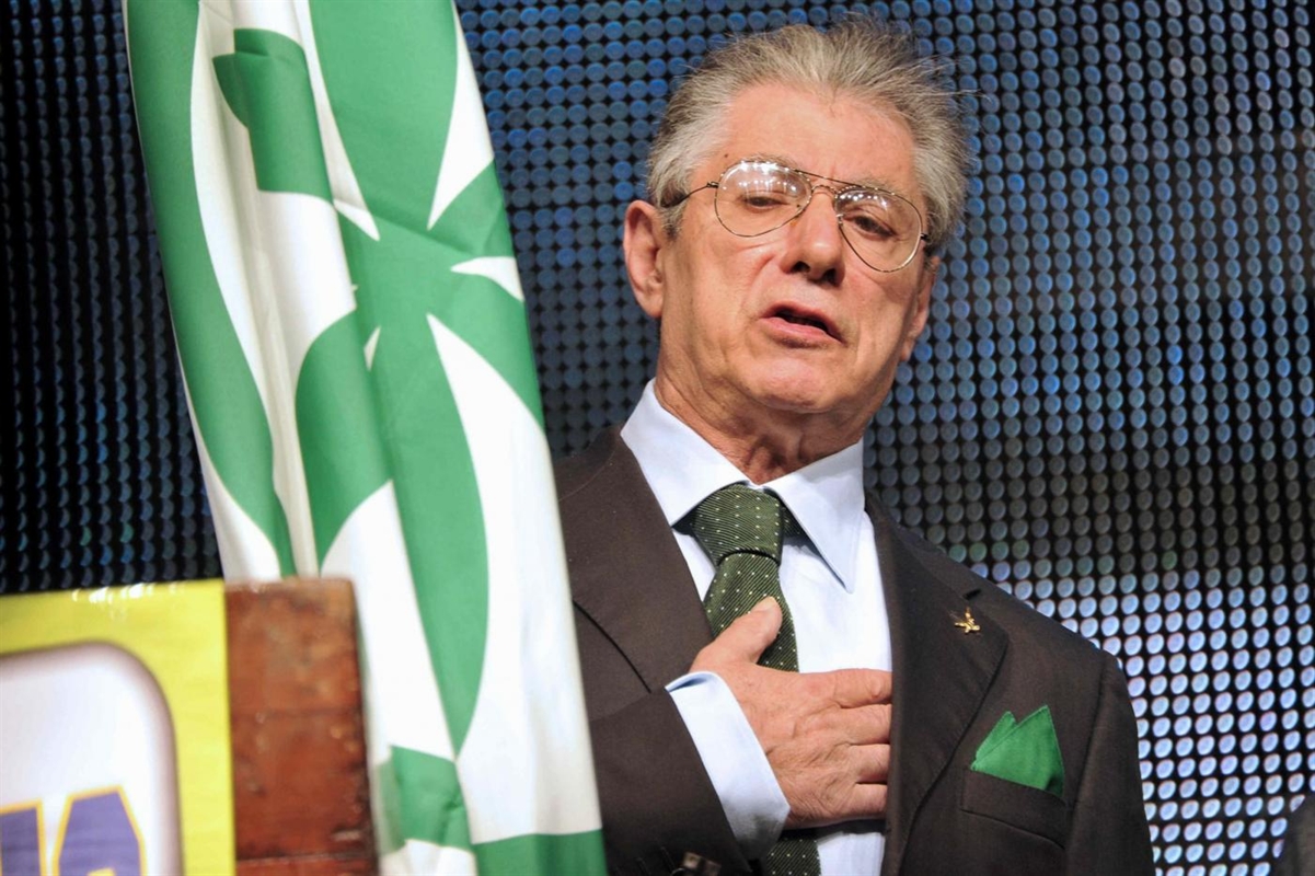 Umberto Bossi fa arrossire la Lega versione nazionale: “I meridionali aiutiamoli a casa loro altrimenti straripano come l’Africa e ci vengono addosso”