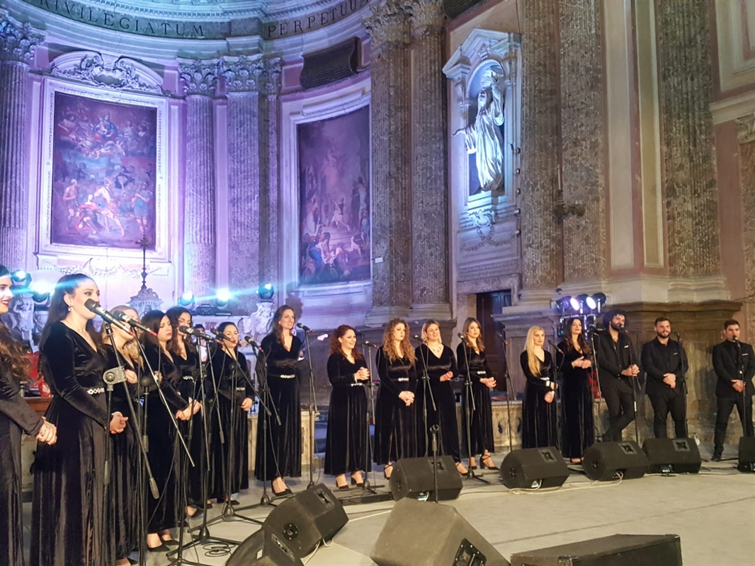 Rapiti dalle note con il ‘Coro della città di Napoli’ diretto dal maestro Carlo Morelli