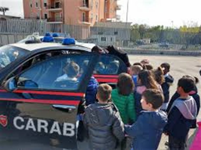 Bambina realizza un disegno e lo regala ai carabinieri per ringraziarli