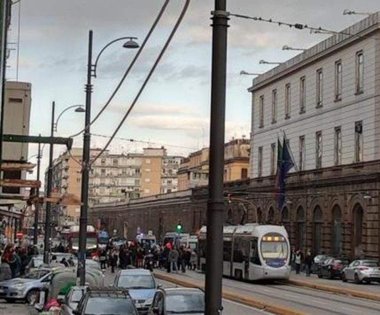 Il sindacato Sappe denuncia: “Detenuto a Napoli picchia agente e gli rompe il naso”