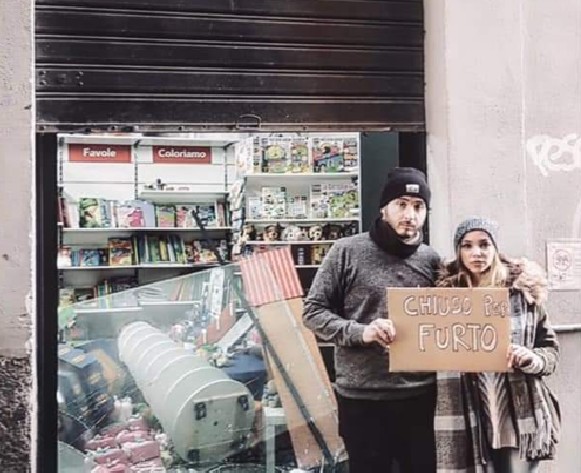 Devastata la AeM Bookstore di via Duomo. I giovani titolari : “Esiste la Napoli bella, quella siamo noi”