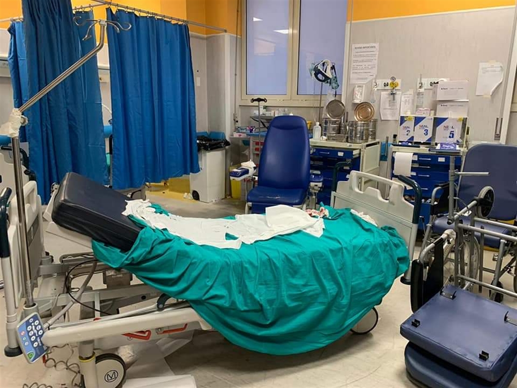 Ospedale Vecchio Pellegrini devastato dai parenti del 15enne ucciso. “Danni ingenti, messa a rischio l’incolumità dei pazienti”. Stop al Pronto Soccorso