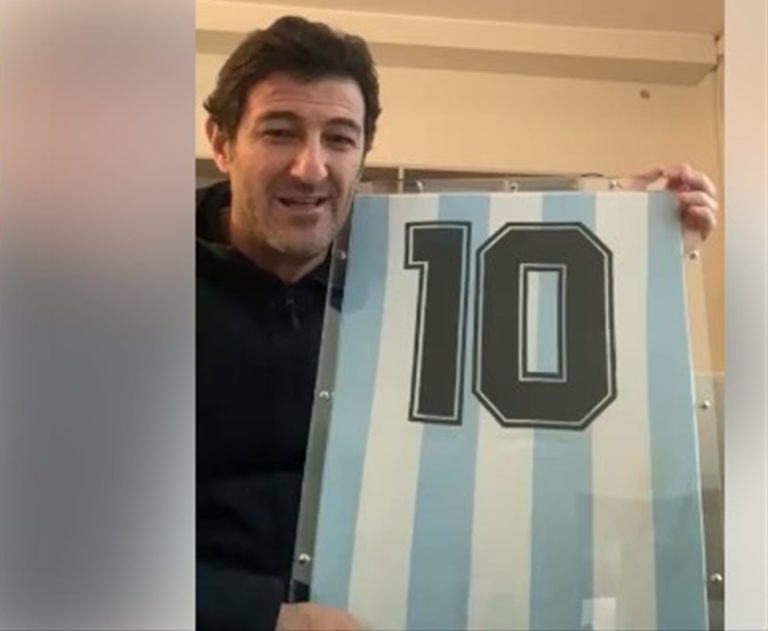 Maglietta di Maradona battuta all’sta per 55mila euro: aiuterà per l’emergenza covid-19