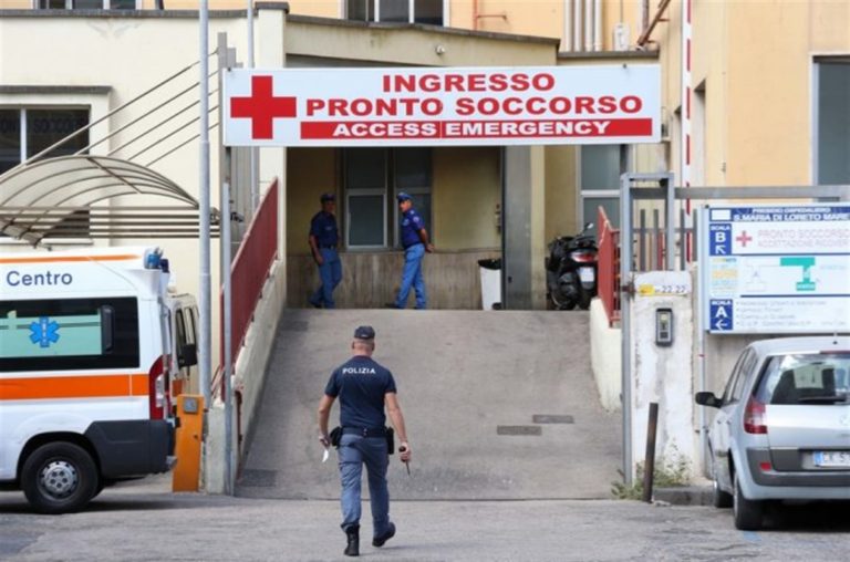 Gettano acido muriatico su una guardia giurata in servizio all’ospedale Loreto Mare di Napoli