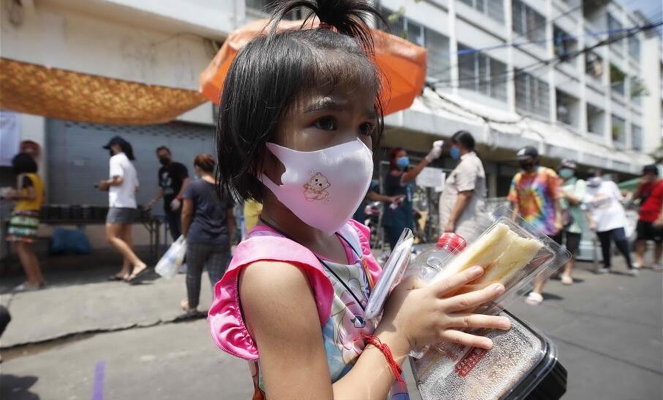 Campania, scatta l’obbligo di indossare la mascherina. Presto la Regione le fornirà anche ai bambini