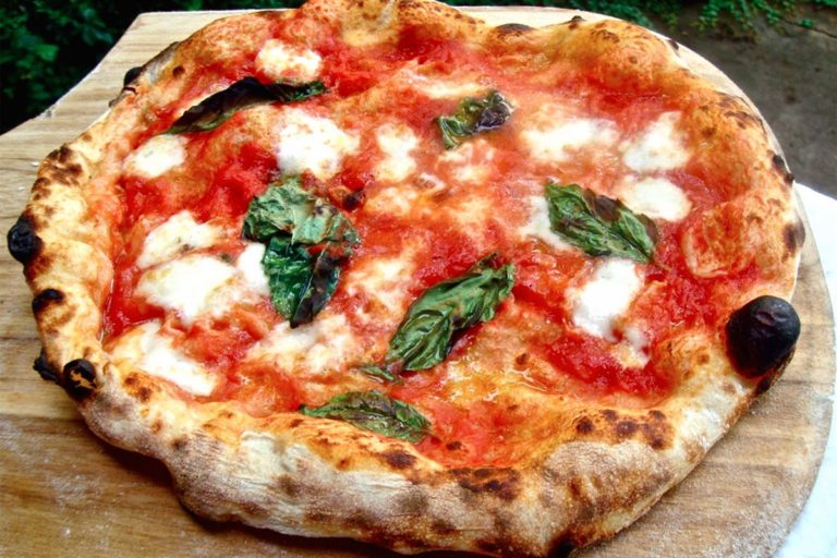 La Fondazione di Lapo Elkann donerà 6.000 ‘pizze del sorriso’ a famiglie napoletane in stato di fragilità economica