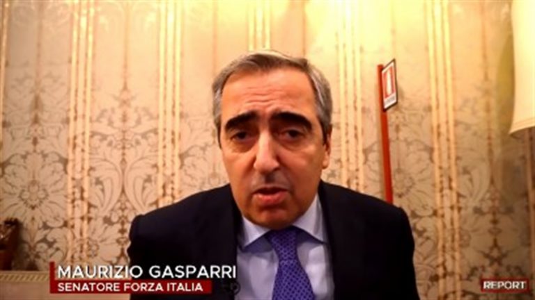 Il senatore Gasparri prima ‘sequestra’ microfono e telecamera poi dà della prostituta a giornalista di Report che chiedeva della fondazione ‘Italia Protagonista’